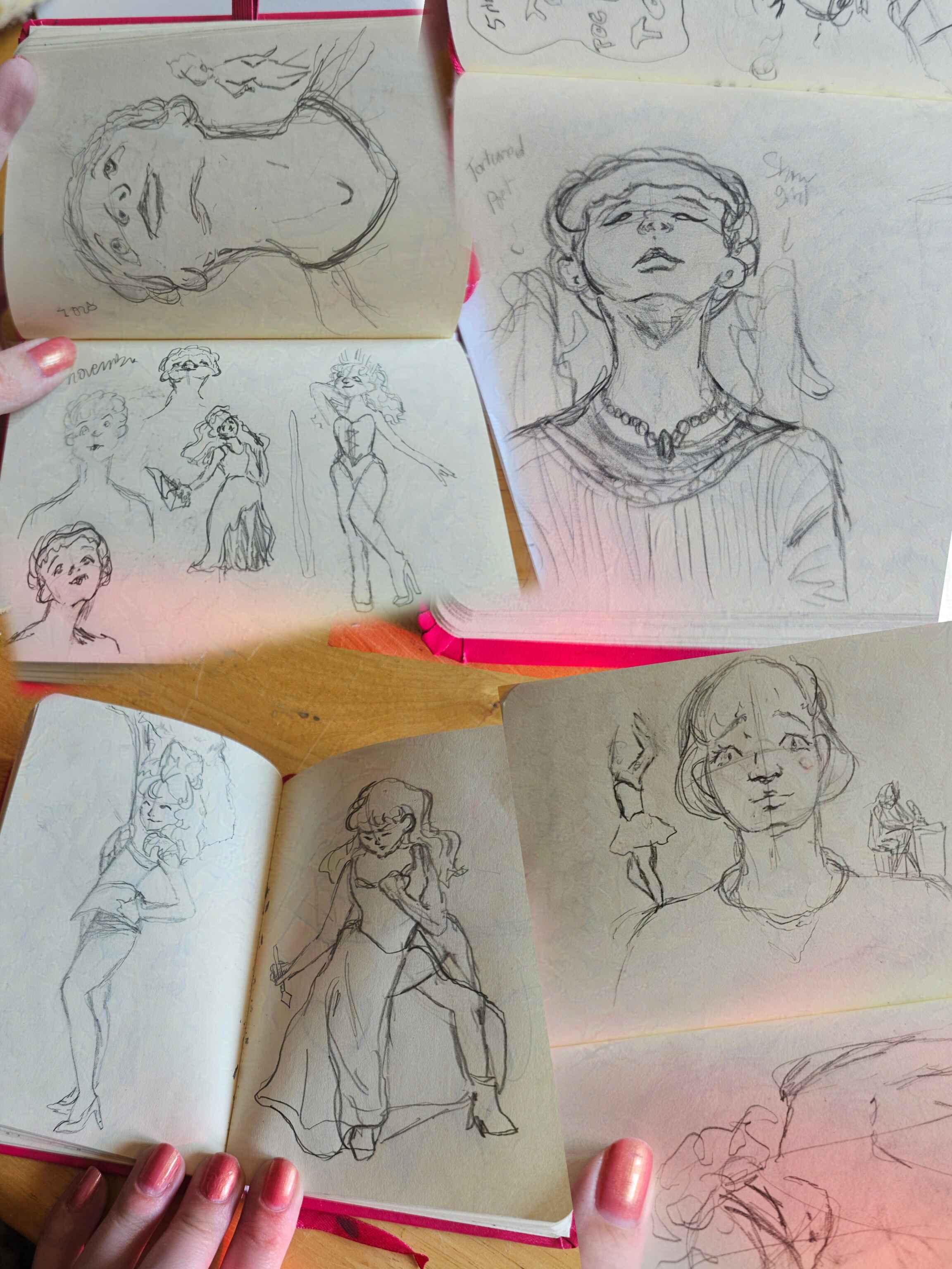 Quatre photos de croquis préparatoires sur un carnet