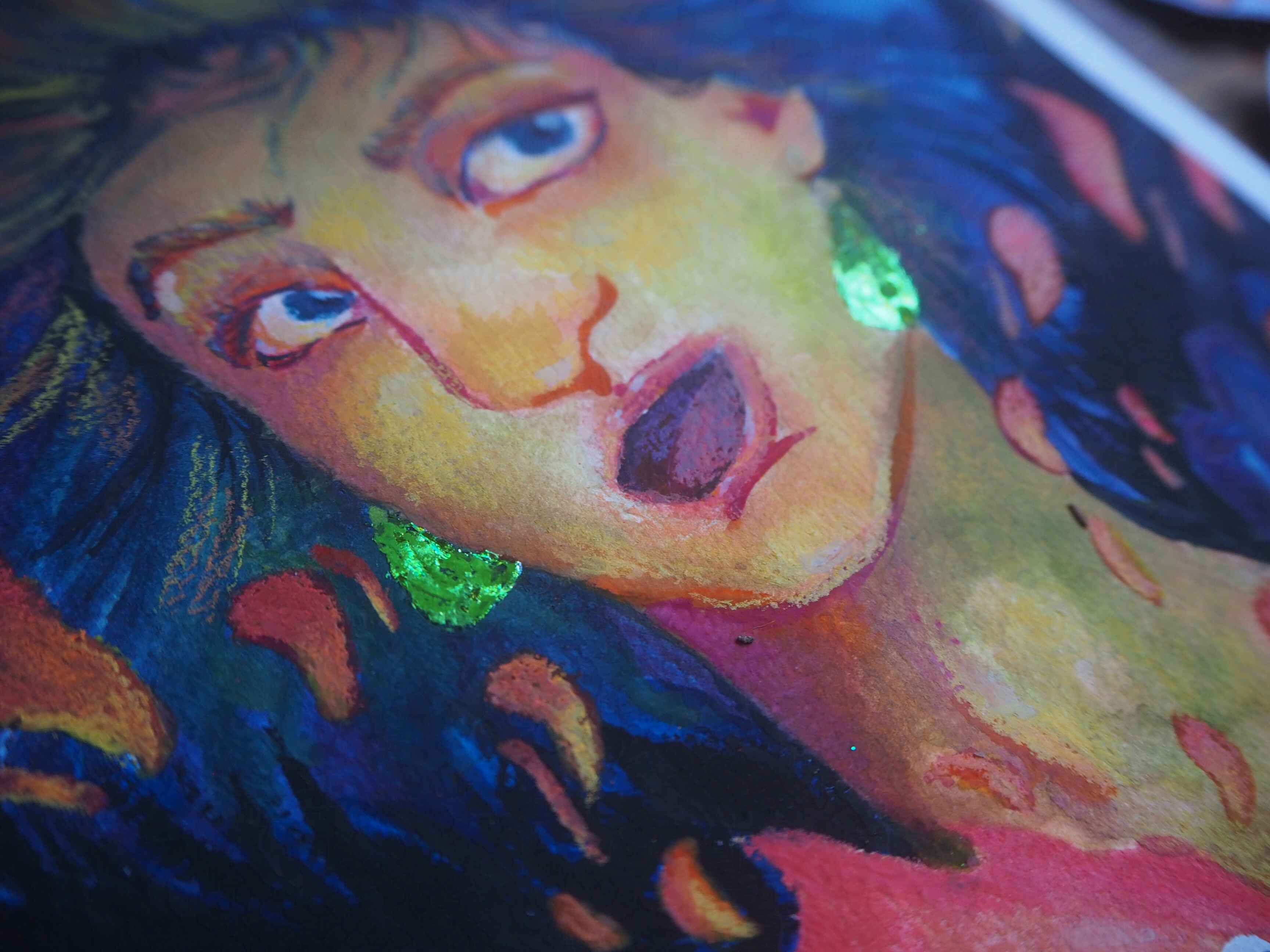 Photo de la peinture à un angle permettant de voir les reflets du foil et de l’encre dorée au niveau des boucles d’oreilles de Hauru.